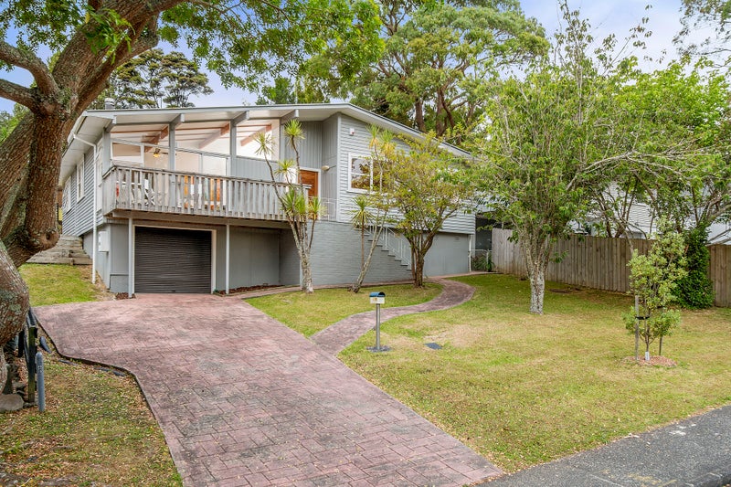 9 Castleford Street, Green Bay, Auckland - Carousel 1