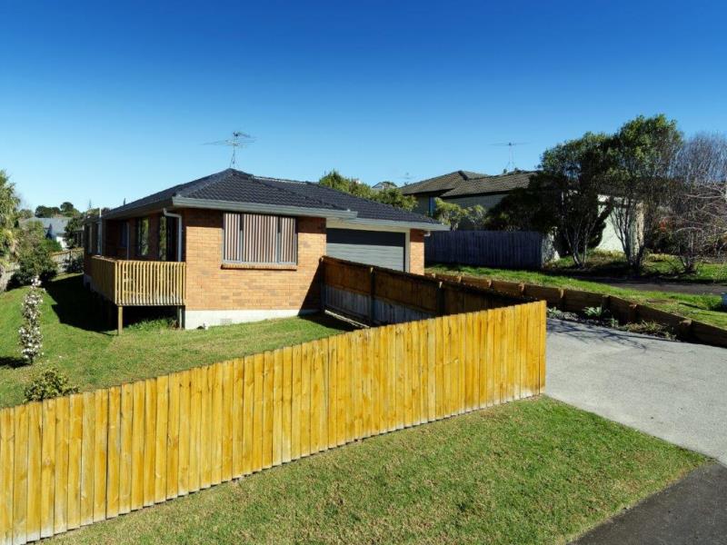 2 Plumstead Rise, Glen Eden, Auckland - Carousel 2