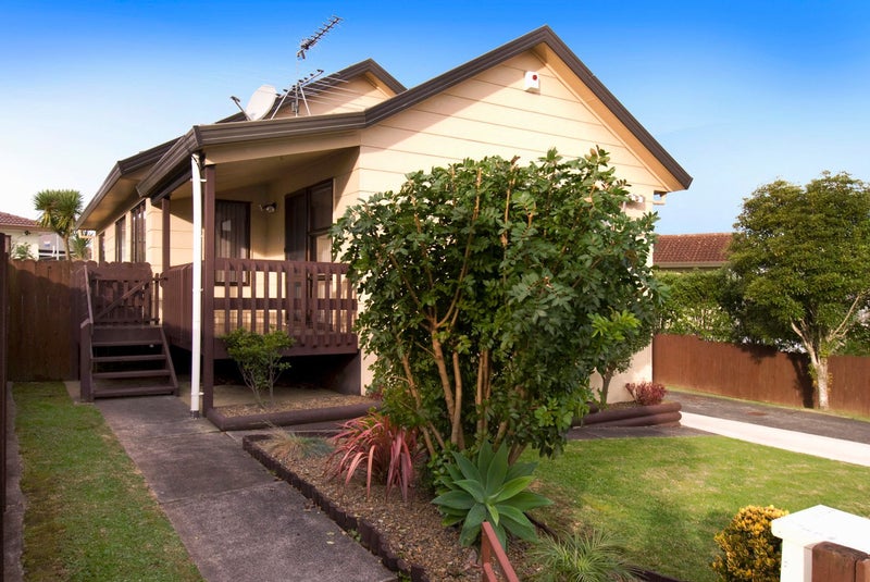 2/2 Seaglen Place, Botany Downs, Auckland - Carousel 1