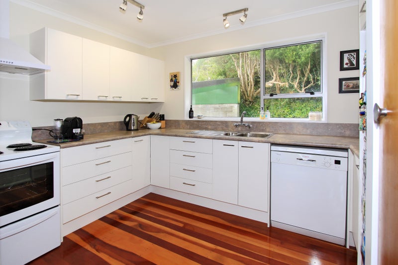 10 Mcmahon Way, Paparangi, Wellington - Carousel 2