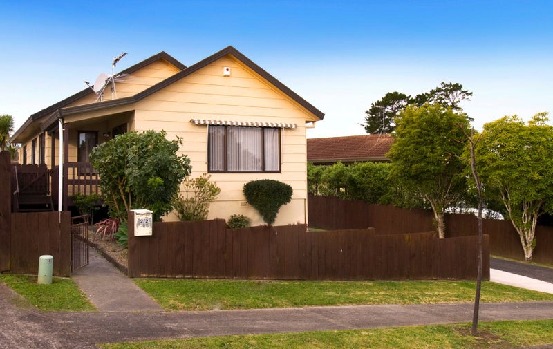 2/2 Seaglen Place, Botany Downs, Auckland - Carousel 2