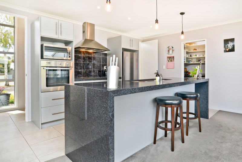 19 Barrington Drive, Huntington, Hamilton - Carousel 2