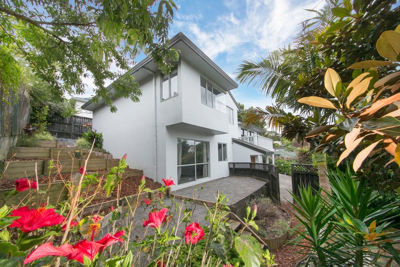 16B Stephen Lysnar Place, Hillsborough, Auckland - Carousel 2
