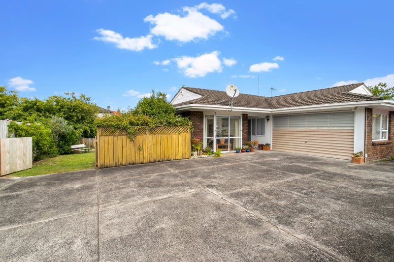 1/14 Kallaroo Place, Botany Downs, Auckland - Carousel 1
