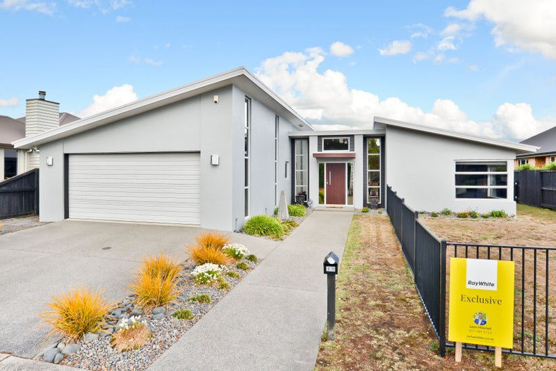 19 Barrington Drive, Huntington, Hamilton - Carousel 1