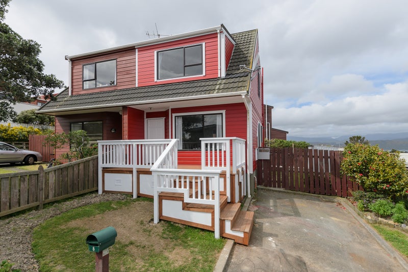 8 Rangitane Street, Maupuia, Wellington - Carousel 1