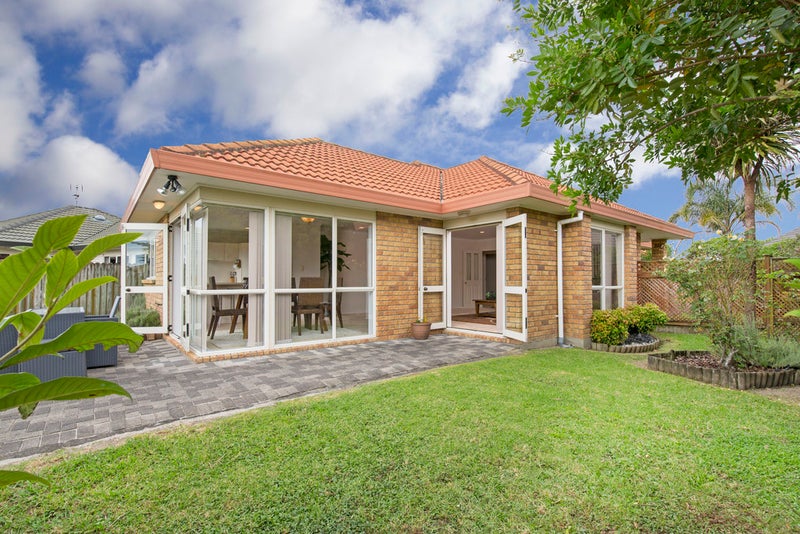 12 Corfield Way, Burswood, Auckland - Carousel 1