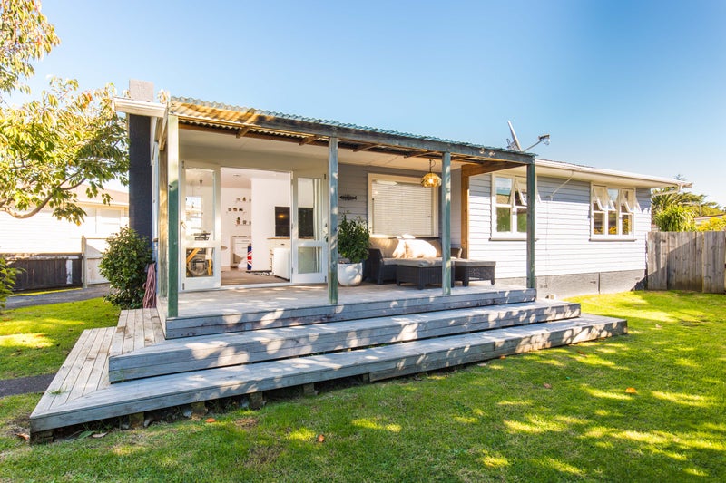 8 Crocombe Crescent, Beach Haven, Auckland - Carousel 2