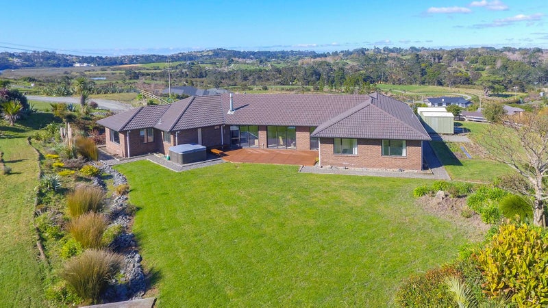 29 Whangaparaoa Road, Red Beach, Whangaparāoa - Carousel 1