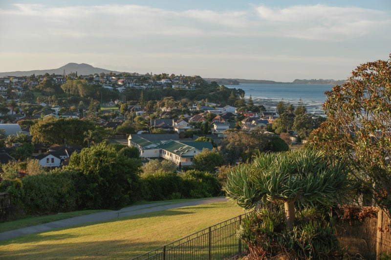 49 Quedley Court, Eastern Beach, Auckland - Carousel 1