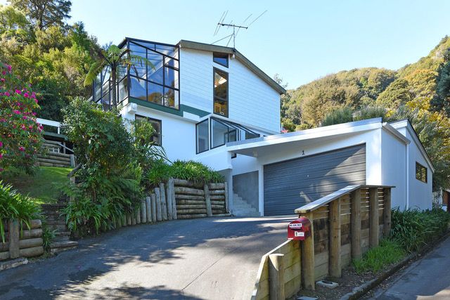 1 Whiorau Grove, Lowry Bay, Lower Hutt - Carousel 2