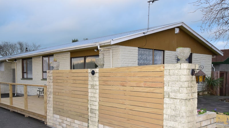 1/112 Queenspark Drive, Parklands, Christchurch - Carousel 1