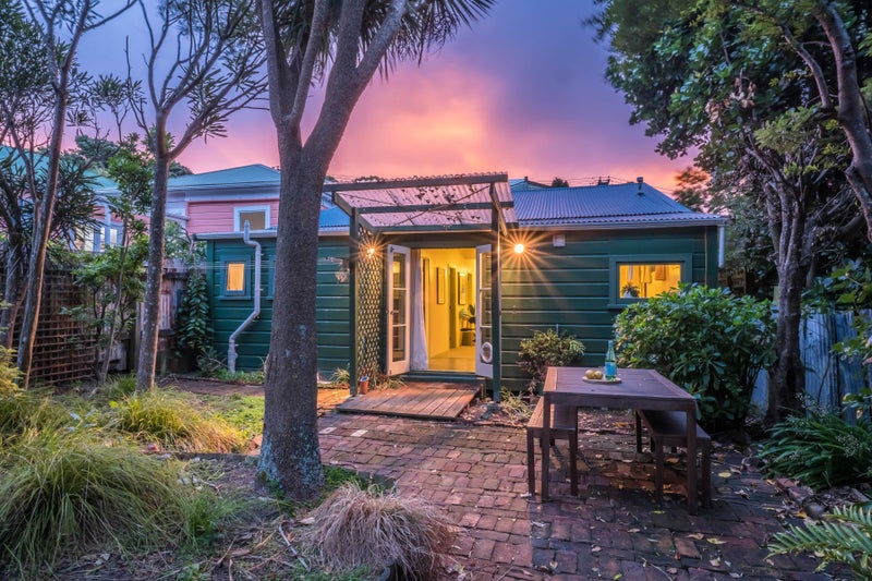 11 Edinburgh Terrace, Berhampore, Wellington - Carousel 1