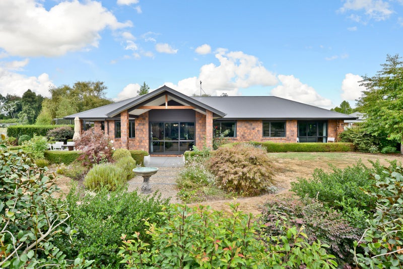 815 Parallel Road, Ohaupo - Carousel 1