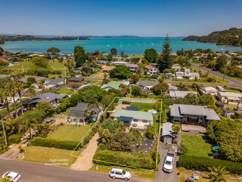 3 Manuka Road, Waiheke Island , Waiheke Island - Carousel 2