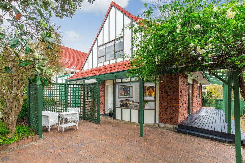 2/33 Birman Close, Half Moon Bay, Auckland - Carousel 1