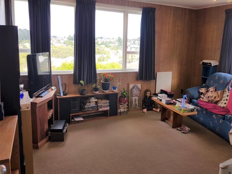 10 Omapere Street, Waitangirua, Porirua - Carousel 1