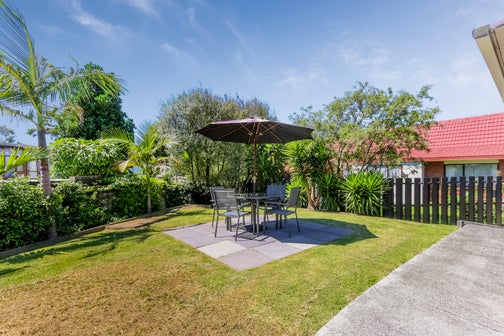 2/25 Booralee Avenue, Botany Downs, Auckland