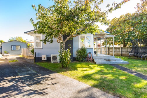 8 Crocombe Crescent, Beach Haven, Auckland