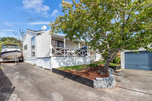 2/140 Moore Street, Howick, Auckland