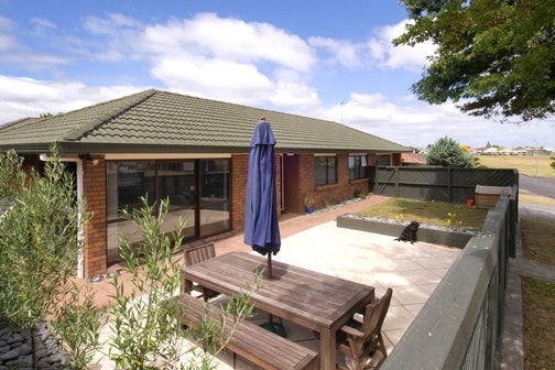2/6 Kookaburra Place, Botany Downs, Auckland