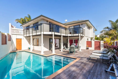 18 Woodview Rise, Botany Downs, Auckland