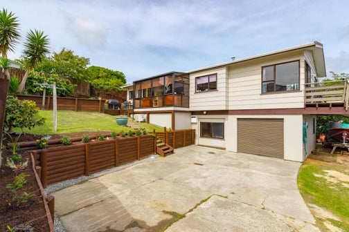 6A Roberts Street, Tawa, Wellington