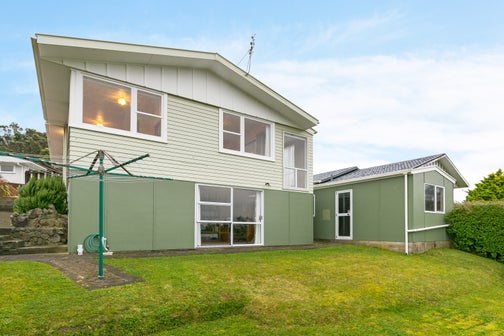 15 Beverley Grove, Paparangi, Wellington