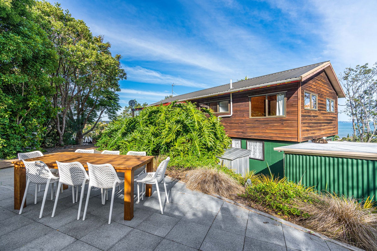 12 Fisher Street, Surfdale, Waiheke Island - Carousel 2