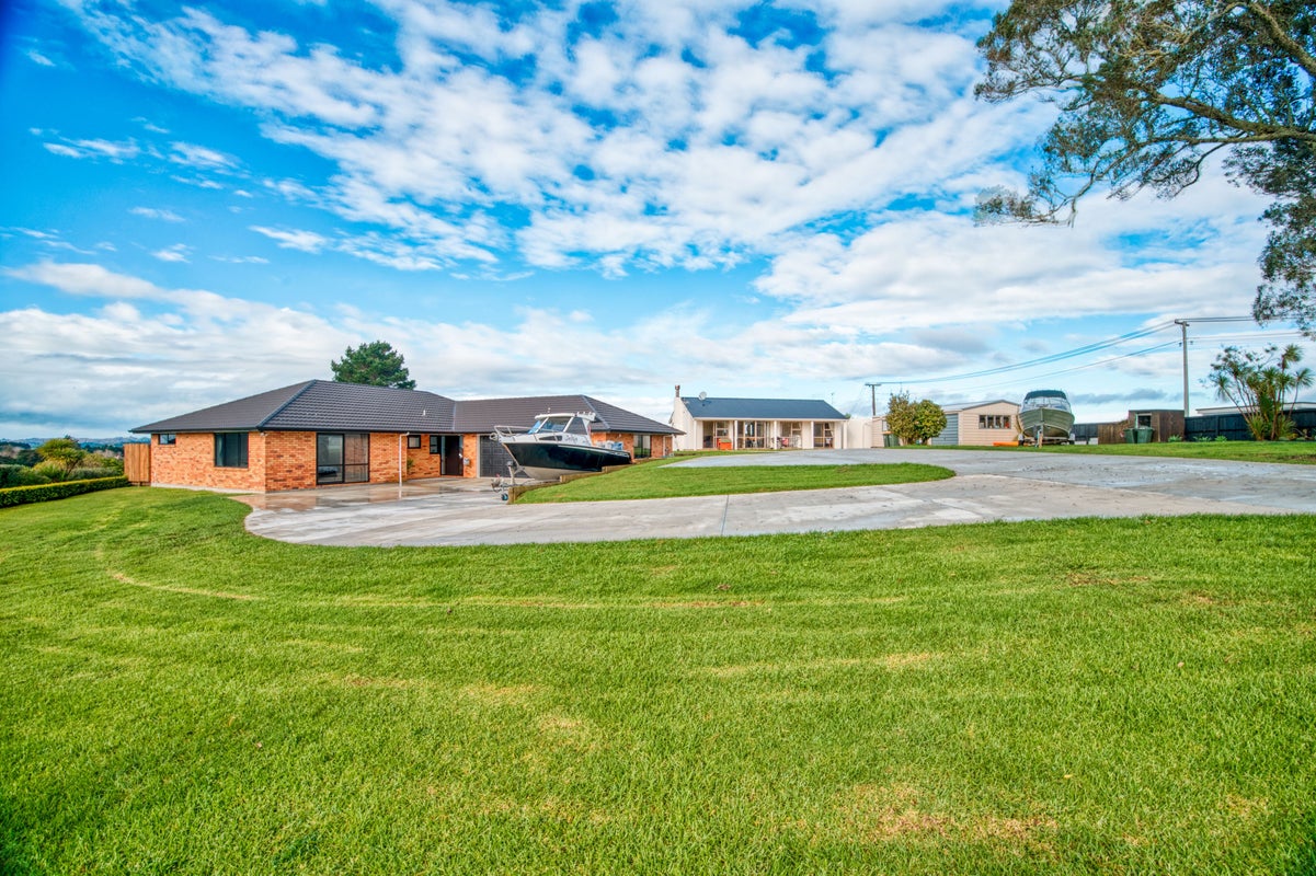 245 Point View Drive, Dannemora, Auckland - Carousel 2