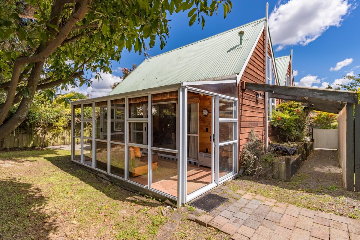 137 MARTIN ST, WALLACEVILLE, UPPER HUTT - Carousel 1