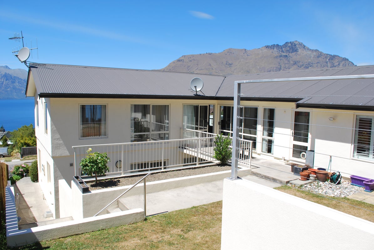 28 WYNYARD CRES, FERNHILL, QUEENSTOWN - Carousel 2