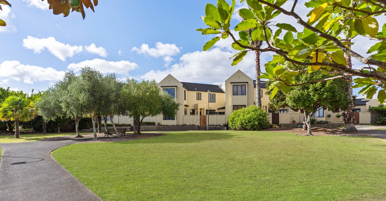 34 Vinograd Drive, Te Atatu Peninsula, Auckland - Carousel 1