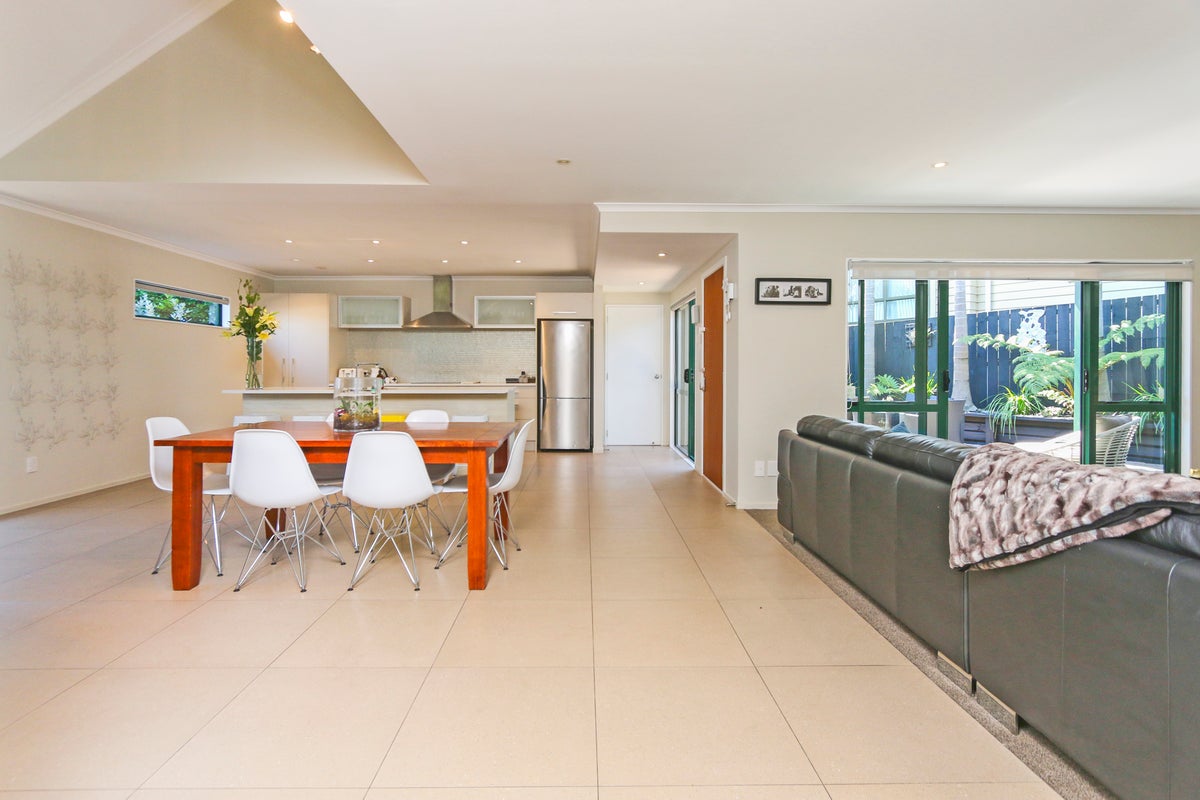 2/183 Bucklands Beach Road, Bucklands Beach, Auckland - Carousel 1