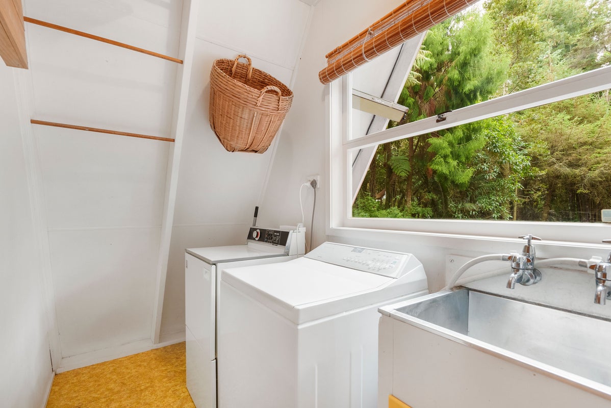 117 Woodlands Park Road, Titirangi, Auckland - Carousel 21