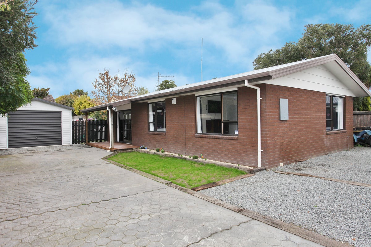 2/24 Pannell Avenue, Wainoni, Christchurch - Carousel 1