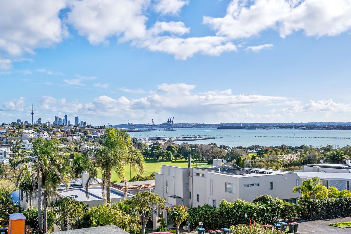 15 Takitimu Street, Orakei, Auckland - Carousel 2