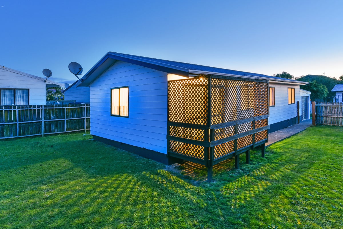 2/15 Maplesden Drive, Clendon Park, Auckland - Carousel 1