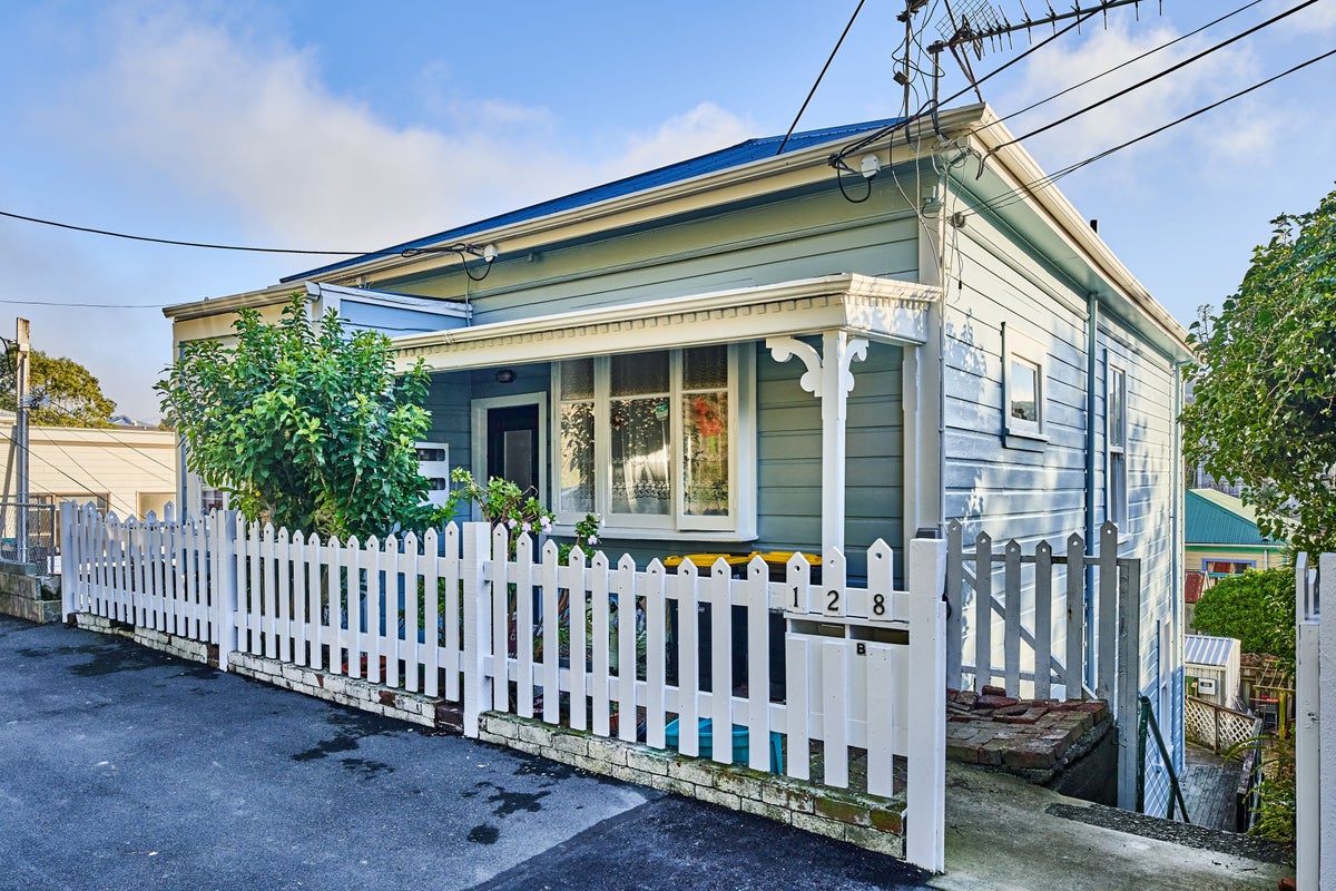 128 Russell Terrace, Berhampore, Wellington - Carousel 1