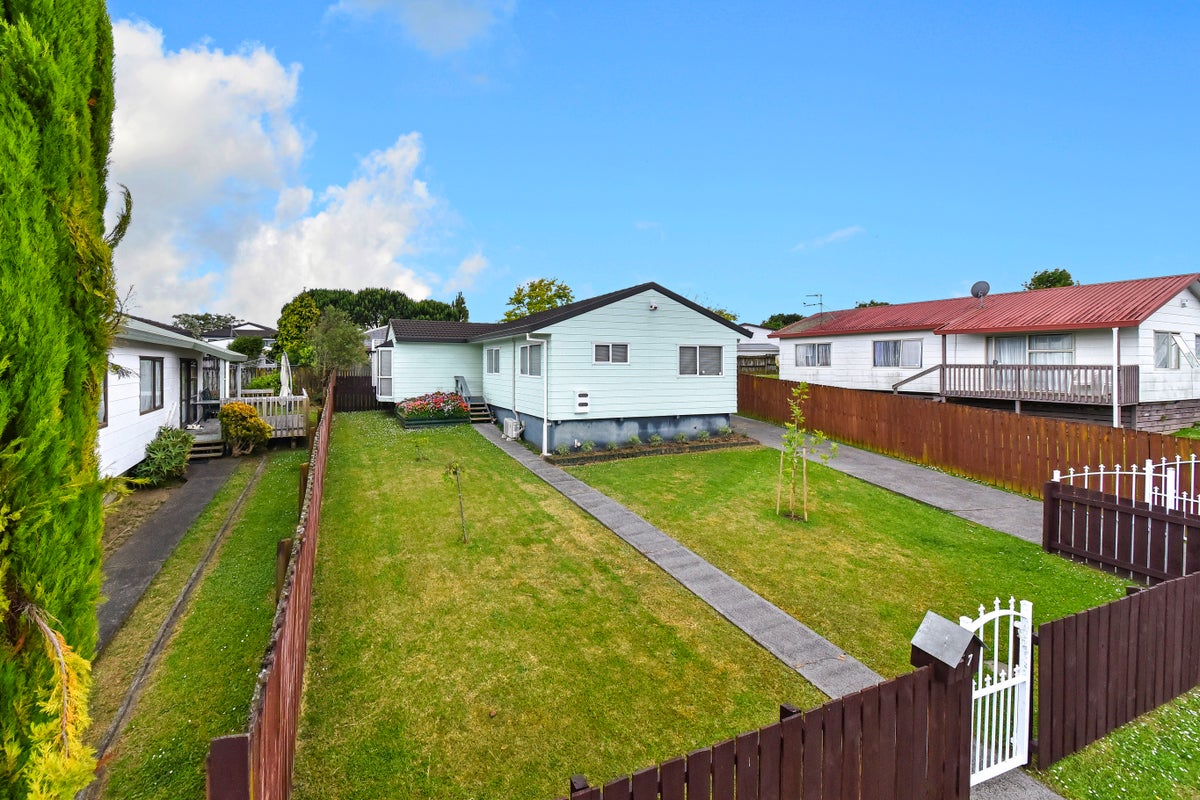 7 Bellville Drive, Clendon Park, Auckland - Carousel 1