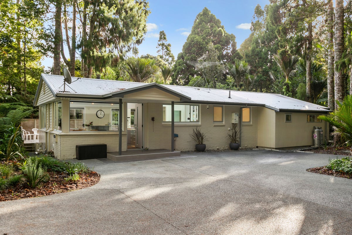 7 Taraire Road, Titirangi, Auckland - Carousel 1