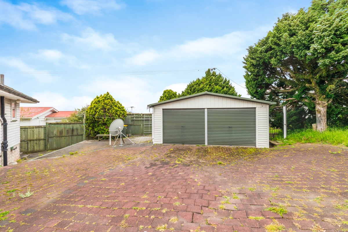 15 Fairclough Road, Beach Haven, Auckland - Carousel 10