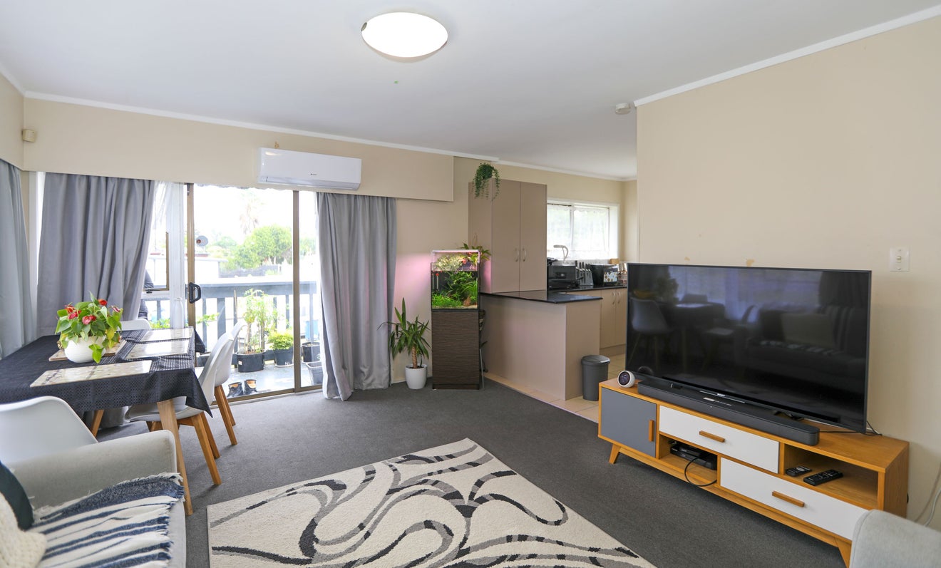 2/126 Lynwood Road, New Lynn, Auckland - Carousel 2