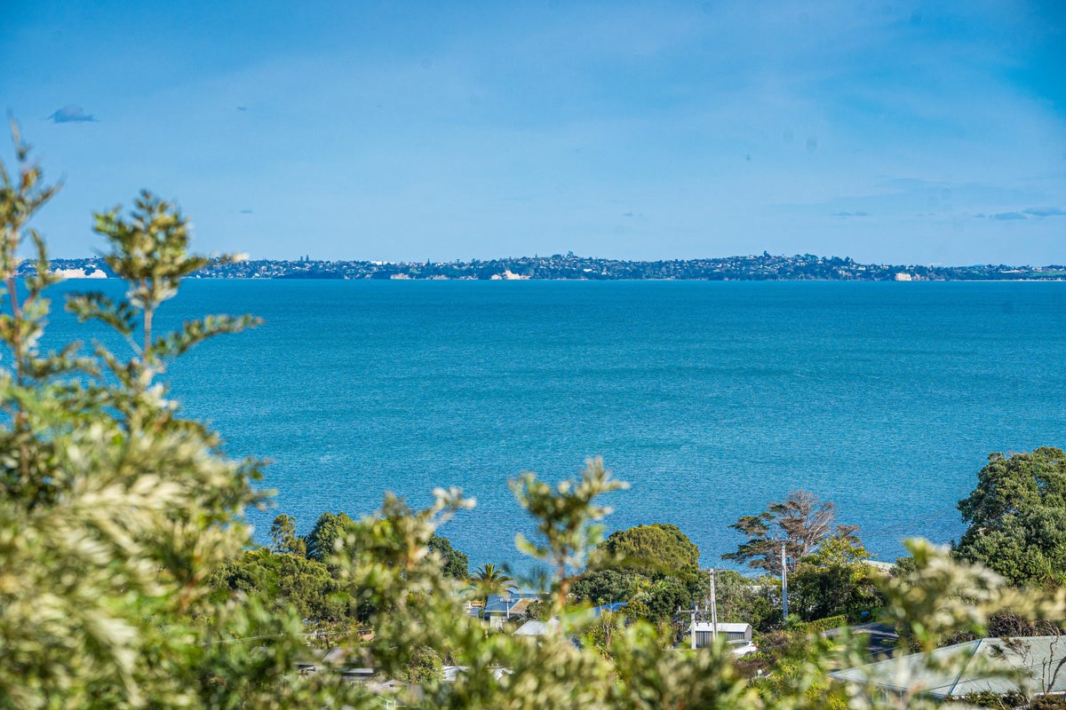 12 Fisher Street, Surfdale, Waiheke Island - Carousel 1