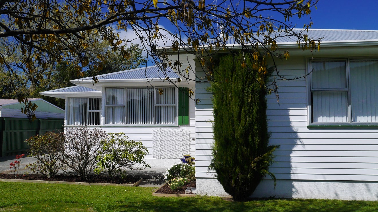 54 California Drive, Totara Park, Upper Hutt - Carousel 1
