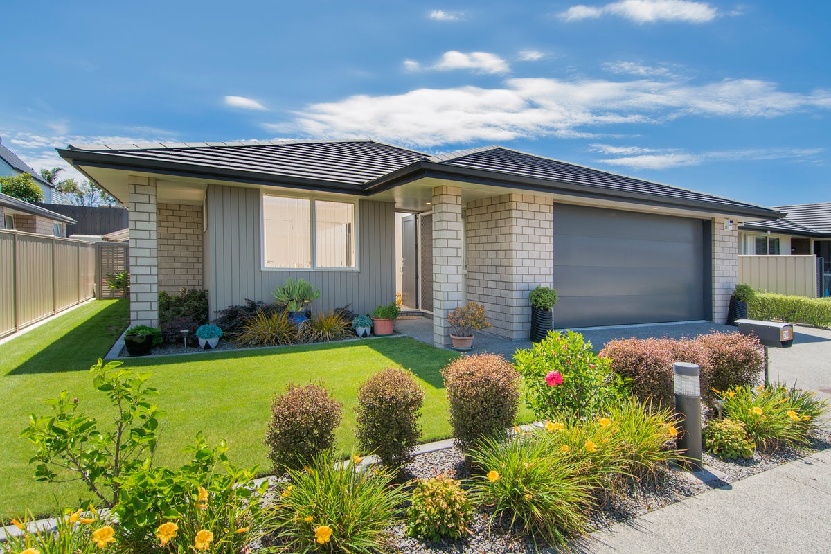 20 Seashell Drive, Papamoa Beach, Papamoa - Carousel 1