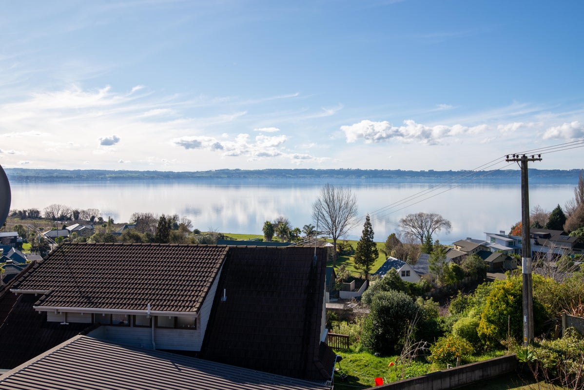 5 Aries Place, Kawaha Point, Rotorua - Carousel 1