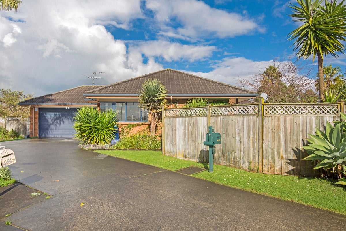 27 Brompton Place, Burswood, Auckland - Carousel 1
