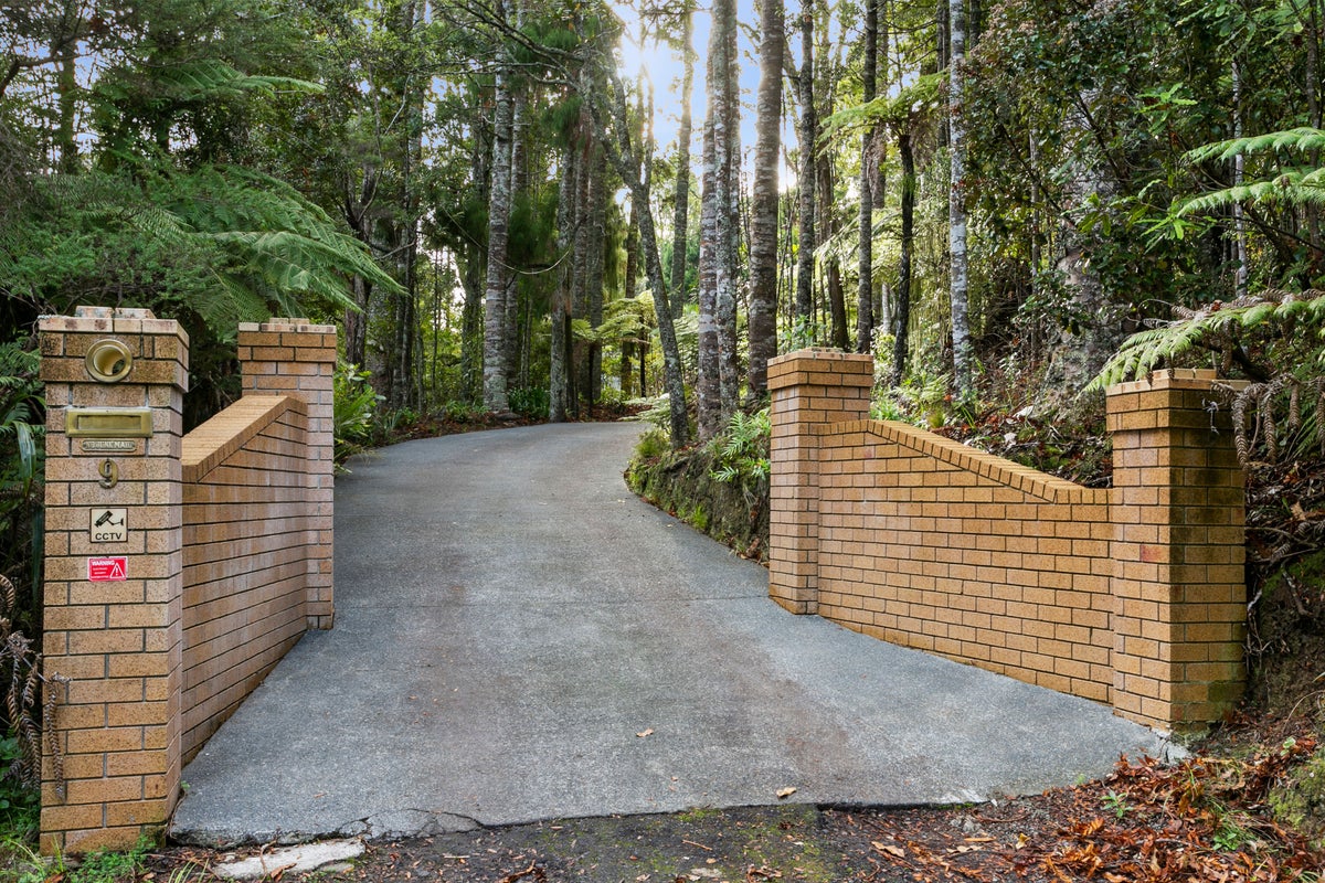 7 Taraire Road, Titirangi, Auckland - Carousel 19