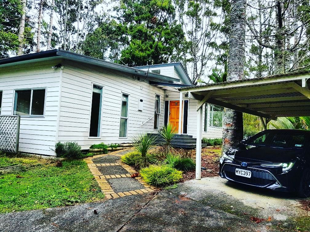 19 Minnehaha Avenue, Titirangi, Auckland - Carousel 1